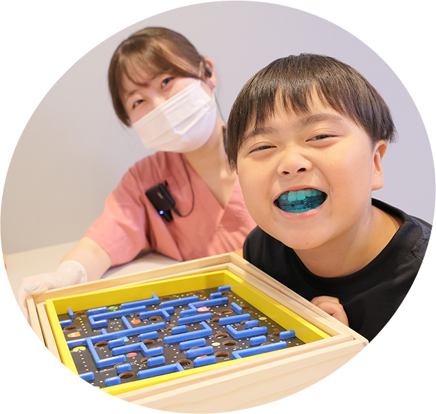 矯正治療｜取り外しできるマウスピースを使用します